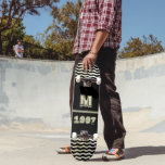 Skateboard Monogramme noir vintage Numéro de l'année<br><div class="desc">Vintage Monogramme noir Année Numéro skateboard. Le skateboard est livré avec un monogramme et un numéro d'année et est parfait comme cadeau. Des vagues Abstraites sont de chaque côté du skateboard.</div>