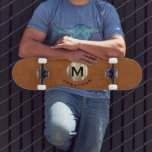 Skateboard Monogramme or en cuir moderne<br><div class="desc">Un design monogramme moderne avec typographie de bloc classique sur un emblème en or brossé métallique tendance avec votre nom ci-dessous sur un arrière - plan en cuir défoncé brun sable.</div>