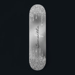 Skateboard Monogramme Parties scintillant à huile d'argent<br><div class="desc">Cette conception peut être personnalisée en choisissant l'option personnaliser pour ajouter du texte ou apporter d'autres modifications. Si ce produit a la possibilité de transférer la conception à un autre article, s'il vous plaît assurez-vous d'ajuster la conception pour s'adapter si nécessaire. Contactez-moi à colorflowcreations@gmail.com si vous souhaitez avoir cette conception...</div>