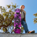 Skateboard Monogramme rose chaud violet foncé feuille cool te<br><div class="desc">Emmenez un peu des tropiques de la jungle dans vos rues de la ville chaque fois que vous utilisez un skateboard cool, chic et moderne arborant un monogramme écrit à la main sur une feuille de palme graphique motif de gradations vives, détrempées rose chaud et violet ombres sur le noir....</div>