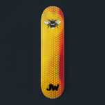 Skateboard Monogramme urbain moderne d'abeilles<br><div class="desc">Prenez un peu d'air et flottez comme une abeille avec ce pont urbain moderne jaune et orange. Art de rue avec motif peigne de miel. Monogramme avec vos initiales de lettre dans une police de type grunge. Que vous soyez un surfeur de trottoir, un cycliste de rue ou un amateur...</div>