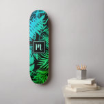 Skateboard Monogramme vert turquoise ombre feuille motif cool<br><div class="desc">Emmenez un peu des tropiques de la jungle dans vos rues de la ville chaque fois que vous utilisez un skateboard cool, chic et moderne arborant un monogramme écrit à la main sur une feuille de palmier graphique motif de dégradations vives, turquoises, turquoise et vert ombres sur le noir. Faites...</div>
