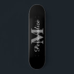 Skateboard Monographie de nom personnalisé élégant skboard de<br><div class="desc">Carton monogramme personnalisé. Personnalisable avec nom ou slogan. Idée cadeau d'anniversaire cool pour les enfants ados. Ajoutez votre propre lettre initiale et votre nom de famille. Modèle de typographie élégant. Cadeaux sportifs uniques pour garçon, fille, fils, petit-fils, fille, petite-fille, adolescent, ami, neveu, cousin etc. Couleur arrière - plan noir et...</div>