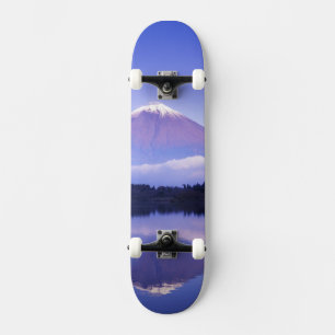 Skateboard Mont Fuji avec nuage lenticulaire, lac Motosu,