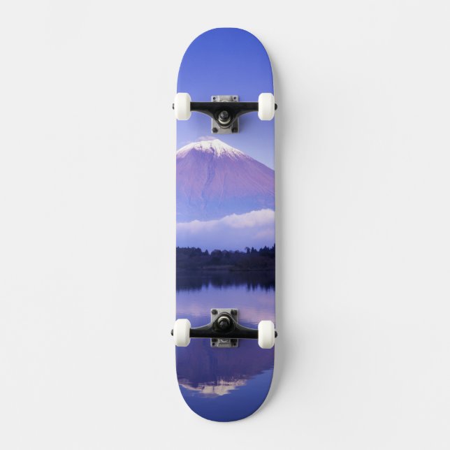 Skateboard Mont Fuji avec nuage lenticulaire, lac Motosu, (Recto)