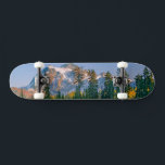 Skateboard Mont Shuksan reflété dans le lac Reflection<br><div class="desc">Le mont Shuksan se reflète dans le lac Reflection dans la zone de loisirs nationale du mont Baker par un après-midi d'automne dans la chaîne North Cascades dans l'État de Washington,  comté de Whatcom,  États-Unis</div>