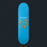Skateboard Morceau de poisson rouge orange mignon sur dessin<br><div class="desc">Ce design amusant présente des caractéristiques de poisson rouge orange vif sur un arrière - plan de bulles bleues. Le tout dans un joyeux style de dessin animé !</div>