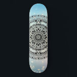 Skateboard Motif Abstrait géométrique Mandala bleu<br><div class="desc">Un beau motif symétrique de mandala sur un arrière - plan de bokeh bleu brillant.</div>