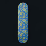 Skateboard Motif Bleu Et Vert<br><div class="desc">Un vintage retro boho paisley motif royal bleu et vert skateboard. Mignonne et fantaisiste.</div>