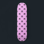Skateboard Motif crâne noir mignon sur Arrière - plan rose<br><div class="desc">Des crânes noirs super mignons forment un motif sur un arrière - plan rose.</div>
