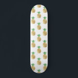 Skateboard Motif d'ananas Tropical Hawaiian Gold Foil<br><div class="desc">Amusant tropical Hawaiian Gold Foil Motif ananas. Cet Aloha Hawaii Pineapple est un imprimé cool parfait pour un cadeau d'anniversaire d'été.</div>