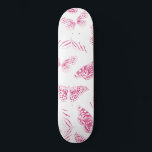 Skateboard Motif d'aquarelle des papillons blancs roses<br><div class="desc">Ce design artistique et moderne dépeint des papillons peints à la main et peints à l'aquarelle rose des baies sur un simple arrière - plan blanc. C'est mignon, joli, artistique, féminin et original. Stylisez avec ce design peint à la main et dessiné à la main par l'artiste de La Femme,...</div>