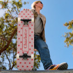Skateboard Motif de coeur Redand rose personnalisé<br><div class="desc">Personnalisez ce magnifique coeur rouge chic et tendance récitant motif sur le design rose avec votre nom dans élégante typographie chic. Oeuvre artisanale originale de Catherine Sweetman.</div>