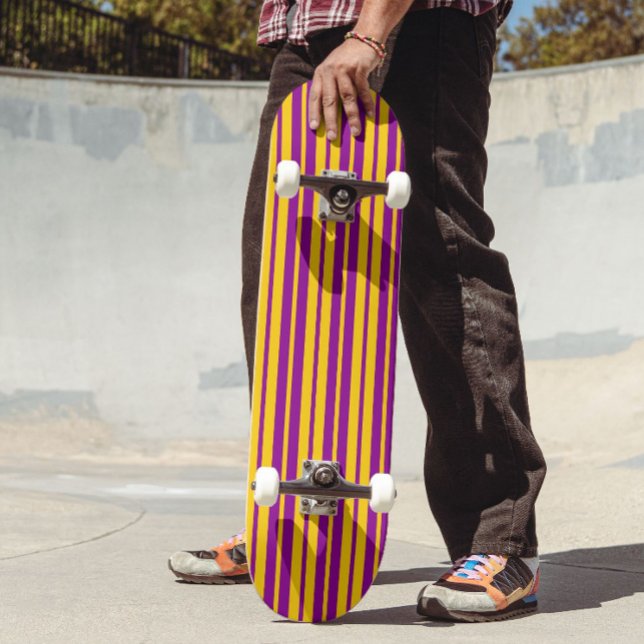 Skateboard Motif de design de rayures élégantes jaune violet  (Créateur téléchargé)