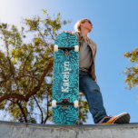 Skateboard Motif de feuille de cool bleu turquoise nom person<br><div class="desc">Répandez un peu de flair dans vos rues de la ville avec ce skateboard personnalisé et personnalisé. La typographie moderne, tendance, blanche en détresse, pointue recouvre un motif damassé de feuillage bleu turquoise et ombre sur un arrière - plan texturé riche et turquoise. Fait une déclaration cool et élégante chaque...</div>