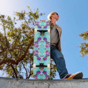 Skateboard Motif de fleurs violettes girly mignon sur bleu aq