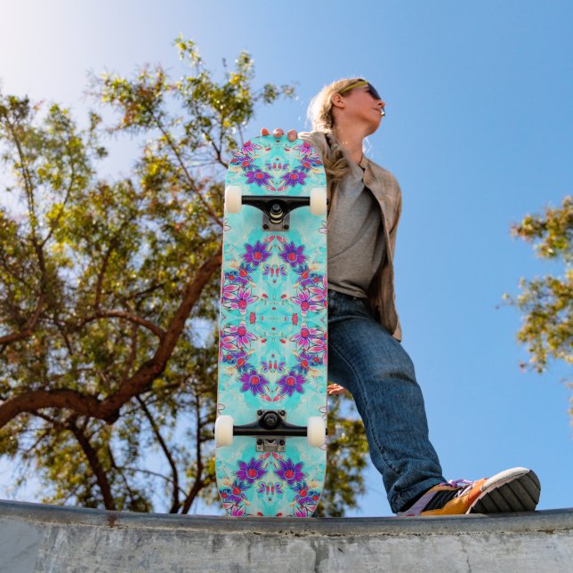 Skateboard Motif de fleurs violettes girly mignon sur bleu aq (Extérieur 1)