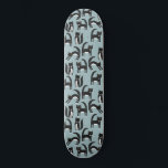Skateboard Motif de plaisir de chats en noir et blanc Tuxedo<br><div class="desc">Un mignon motif de chats tuxedo noirs et blancs sur un arrière - plan bleu pour les amateurs d'animaux et d'animaux partout.</div>