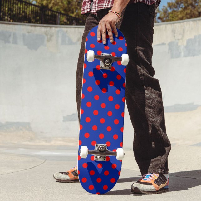 Skateboard Motif de points rouges sur fond bleu  (Créateur téléchargé)