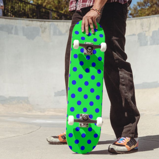 Skateboard Motif de pois bleu sur fond vert  (Créateur téléchargé)