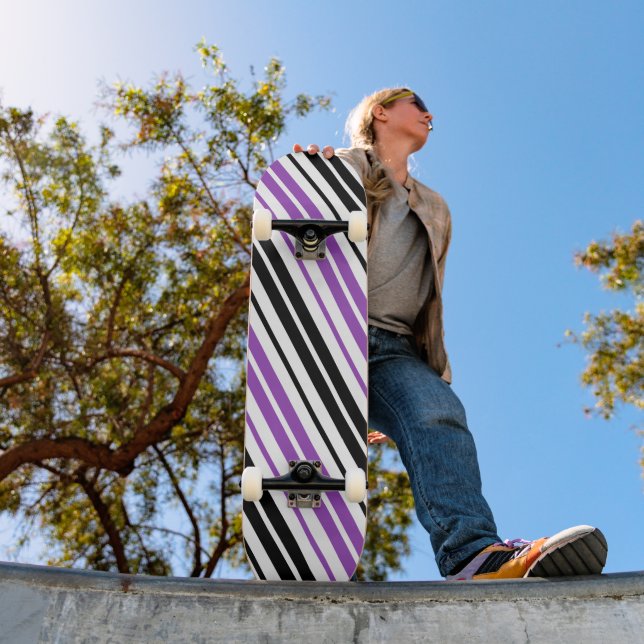 Skateboard Motif de rayures blanches noires violettes  (Extérieur 1)