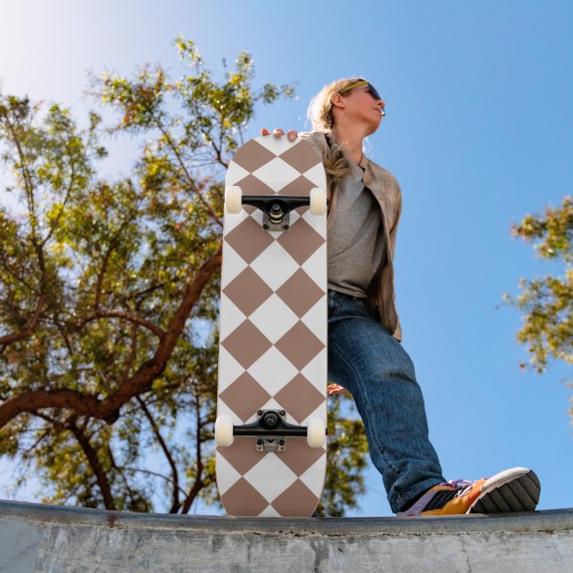 Skateboard Motif diamant en blanc et Mocha Mousse (Extérieur 1)