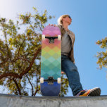 Skateboard Motif en arc-en-ciel rétro esthétique<br><div class="desc">Ride avec la couleur et la confiance sur ce pont de planche à roulettes en dégradé de diamant arc-en-ciel. Avec un mélange lisse de teintes allant du rose tendre et de la pêche à des verts, des bleus et des violets vibrants, le motif en losange superposé ajoute une touche géométrique...</div>