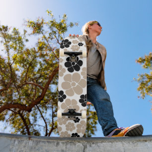 Skateboard Motif Fleur tendance en Taupe, noir et blanc