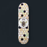 Skateboard Motif Hexagone Abstrait de la reine d'abeille<br><div class="desc">Un skateboard de nid d'abeille sauvage unique et un skateboard de nid d'abeille abstrait de l'hexagone motif pour filles. Soyez la reine des abeilles de la pension de famille avec un style unique.</div>