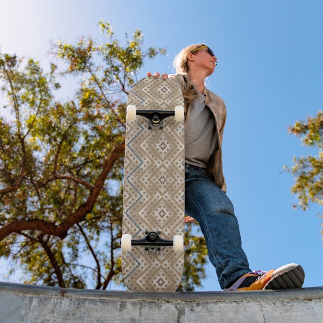 Skateboard motif marron et bleu sur un arrière - plan blanc (Extérieur 1)
