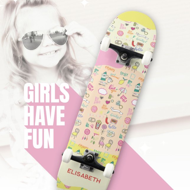 Skateboard Motif Pastel Doodle Filles Mignonnes Rose (Cute Pastel Doodle Pattern Girls Name Fun Skateboard ©Susanne Sachers - Sunny Wanderlust 🌞✈️)