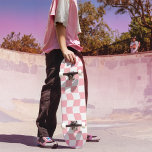 Skateboard Motif rétro-Checker rose Fille<br><div class="desc">Un autre skateboard girly de JessicaAmber. Ce skateboard amusant présente un design en damier rose et blanc pastel. Le motif a une distorsion ondulée, donnant une ambiance amusante et jeune. Un grand cadeau pour votre fille ado. ・ ・ ・ Pour plus d'équipement de l'an 2000, visitez mon magasin Zazzle.com/JessicaAmberArtist ✨...</div>
