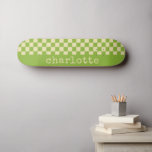 Skateboard Motif rétro esthétique de tableau de contrôle Nom<br><div class="desc">Nom personnalisé Retro Aesthétique Checkerboard Motif Patinage vert et blanc</div>