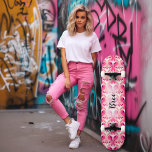 Skateboard Motif rétro pour fille rose<br><div class="desc">Préparez-vous à rouler en style avec notre Retro Chic Pink Motif Skateboard! Ce skateboard unique et de haute qualité allie parfaitement charme vintage et esthétique girly. Ce n'est pas juste un tour, c'est un défilé de mode ! Imprimé d'un motif rose vif inspiré de motifs rétro, ce skateboard est un...</div>