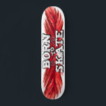 Skateboard Né pour patiner la plume rouge avec le texte du gr<br><div class="desc">planche à roulettes cool avec le libellé "Né pour patiner" dans une police graffiti moderne blanche sur un arrière - plan en plumes rouges.</div>