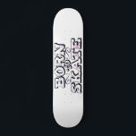 Skateboard Né pour patiner le texte des graffitis blancs<br><div class="desc">planche à roulettes cool avec un arrière - plan blanc clair avec le libellé "Né pour patiner" dans une police graffiti moderne.</div>
