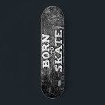 Skateboard Né pour patiner tableau noir graffiti blanc libell<br><div class="desc">planche à roulettes cool avec un arrière - plan de tableau noir avec des coeurs et des écritures blanches,  avec le libellé "Born to skate" dans une police de graffiti moderne.</div>