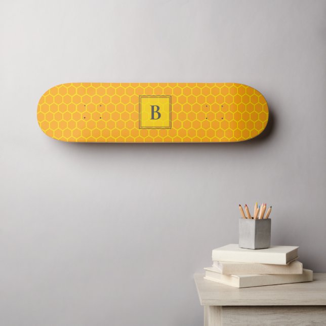 Skateboard Nid d'abeille, Initiales, Nom sur Jaune (Art mural (Horz))
