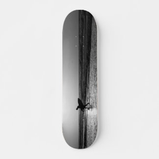 Skateboard Niveaux de gris du surfeur du matin