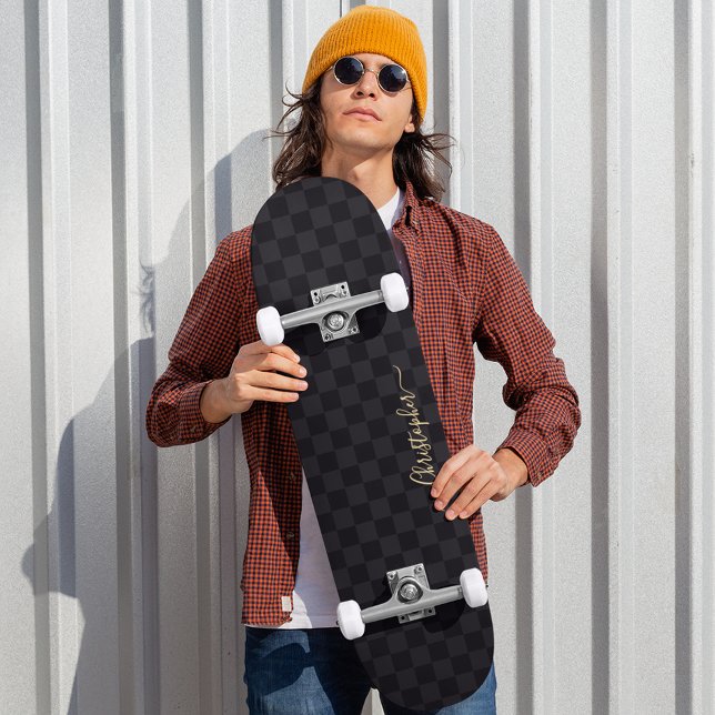Skateboard Noir À damiers Motif Cool Gold Monogramme signé (Cool Black White Chevron Pattern Gold Monogram Skateboard)