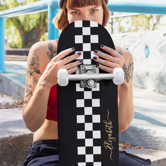 Skateboard Noir Blanc À damiers Drapeau de course Or Monogram (Black White Checkered Racing Flag Gold Monogram Skateboard)