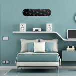 Skateboard Noir blanc nom motif script moderne<br><div class="desc">Personnalisez et ajoutez votre nom. Votre nom en tant que motif,  écrit avec un script de style à la mode. Arrière - plan noir,  texte blanc.</div>