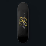 Skateboard Noir d'or monogramme<br><div class="desc">Un monogramme d'or stylisé sur skateboard noir dans un nom de typographie de script et initial.</div>