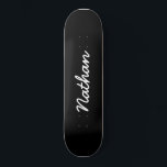 Skateboard Noir personnalisable<br><div class="desc">Skateboard Black Personnalisable. Un skateboard élégant,  noir et tendance. Personnalisez avec un nom personnel. Faites un cadeau amusant pour vous-même ou un cadeau d'anniversaire pour quelqu'un que vous aimez.</div>