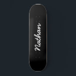 Skateboard Noir personnalisable<br><div class="desc">Skateboard Black Personnalisable. Un skateboard élégant,  noir et tendance. Personnalisez avec un nom personnel. Faites un cadeau amusant pour vous-même ou un cadeau d'anniversaire pour quelqu'un que vous aimez.</div>