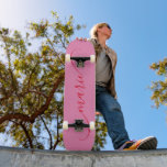 Skateboard Nom de signature incurvée classe rose et rouge<br><div class="desc">Créez votre propre planche à roulettes de style signature élégant pour elle. Personnalisez la taille du style calligraphie manuscrit incurvé classe moderne selon les besoins pour s'adapter aux camions et aux roues. Si vous changez la couleur rouge de la police de script, assurez-vous de vérifier que la couleur de l'ombre...</div>