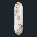 Skateboard Nom du monogramme floral rustique en fleur personn<br><div class="desc">Planche à roulettes florales vous pouvez customiser avec un nom ou des initiales en cliquant sur le bouton Personnaliser ci-dessus</div>