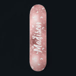 Skateboard Nom personnalisé Fairy Pink Moon Rose Gold Chic<br><div class="desc">Nom personnalisé Fairy Rose Rose Gold Girl tendance skateboard chic avec parties scintillant,  lune,  étoiles,  feuilles botaniques. Une façon féminine et mignonne d'impressionner votre fille pour l'anniversaire,  doux 16 ou tout événement féminin.</div>