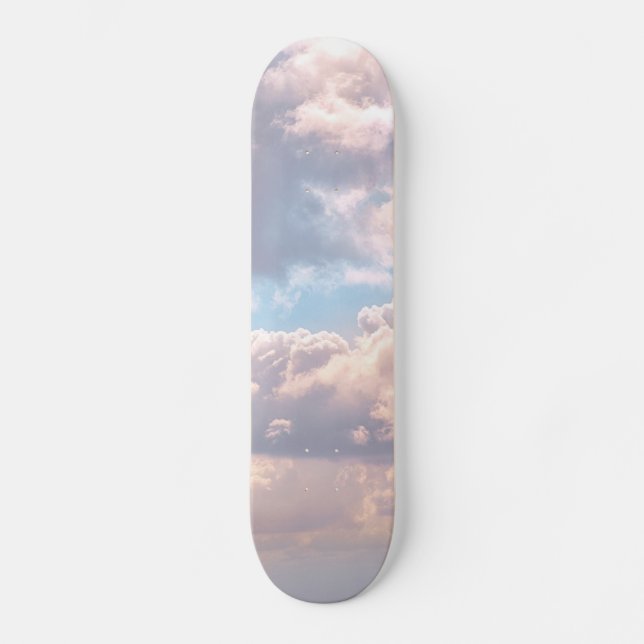 Skateboard Nuages fluffés roses illuminés dans un ciel bleu (Recto)