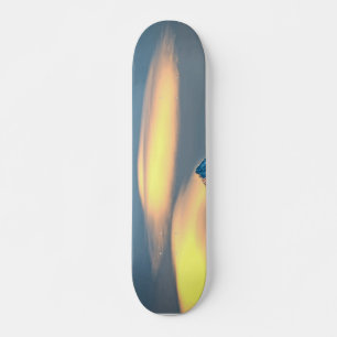Skateboard Nuages Uniques Au-Dessus Des Montagnes Couvertes D